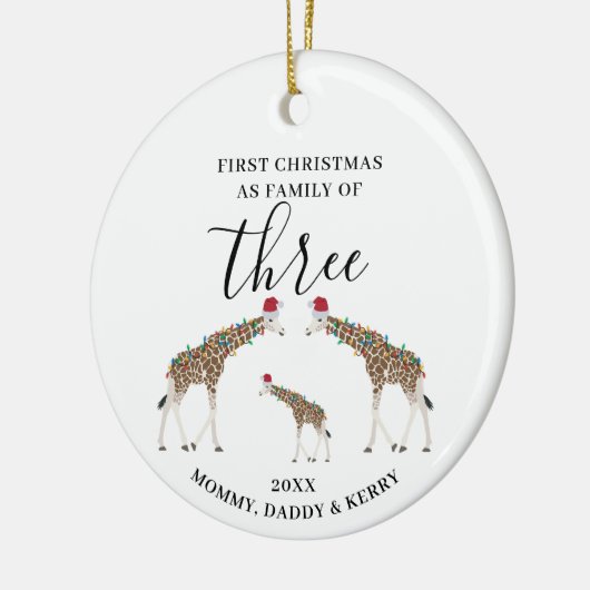 Eerste Kerstmis Familie van Drie Schattigee Giraff Keramisch Ornament (Links)