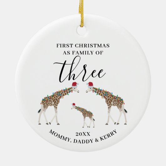 Eerste Kerstmis Familie van Drie Schattigee Giraff Keramisch Ornament (Achterkant)
