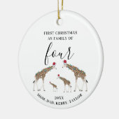 Eerste Kerstmis Familie van Vier Schattigee Giraff Keramisch Ornament (Links)