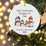 Eerste Kerstmis Familie van Vier Snowmans Keramisch Ornament<br><div class="desc">Eerste Kerstmis als Familie van Vier Met Vier Snowmans Keramisch Ornament De perfecte eerste Kerstaandenken voor de eerste Kerstmis van uw familie met uw nieuwe baby. Pas uw ornament aan met uw familienamen en datum.</div>