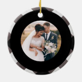 Eerste Kerstmis Foto van Pas getrouwd en Mr. Keramisch Ornament (Achterkant)