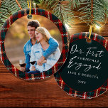 Eerste Kerstmis foto van Tartan Keramisch Ornament<br><div class="desc">Het eerste kerstfeest maakte foto-ornament, gepersonaliseerd met een foto, namen en het jaar. Het ontwerp is dubbelzijdig en heeft een dekglaasje lijsten met handschrift. Het fotosjabloon toont je afbeelding als een ronde vorm en de andere zijde is voorzien van het opschrift "onze eerste kerstavond in ... [achternaam en jaar]". Als...</div>