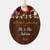 Eerste Kerstmis Gehuwd met Rustic Burgundy en Wood Keramisch Ornament (Rechts)