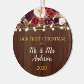 Eerste Kerstmis Gehuwd met Rustic Burgundy en Wood Keramisch Ornament (Links)