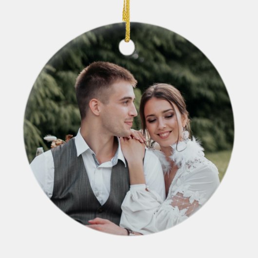 Eerste Kerstmis Gehuwd met Rustic Burgundy en Wood Keramisch Ornament (Achterkant)