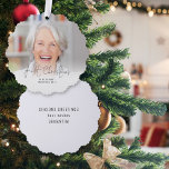 Eerste Kerstmis Gepensioneerde Naam Jaar Foto Over Ornament Kaart<br><div class="desc">Eerste Kerstmis Gepensioneerde Foto Overlay Naam Jaar Script Ornament. Uw eerste getrouwde kerst is heel bijzonder, en dit handige alles-in-één ornament en kaart, heeft uw foto en Eerste Kerstmis in een informeel setscript op de voorkant, samen met jouw naam en jaar, en uw groeten op de achterkant, klaar voor uw...</div>