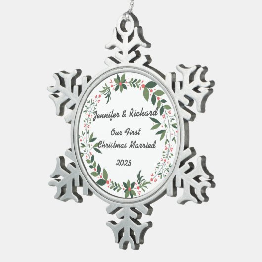 Eerste Kerstmis Getrouwd bewerkbare namen en datum Tin Sneeuwvlok Ornament (Rechts)
