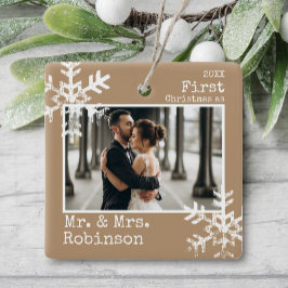 Eerste kerstmis getrouwd foto in bruin keramisch ornament