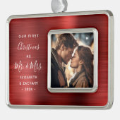 Eerste Kerstmis getrouwd foto rood geborsteld meta Verzilverd Omlijst Ornament (Links)