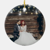 Eerste Kerstmis Getrouwd Foto Rustieke String Ligh Keramisch Ornament (Achterkant)