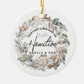 Eerste Kerstmis getrouwd met bloemblaadkrans Keramisch Ornament (Voorkant)