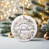 Eerste Kerstmis getrouwd met bloemblaadkrans Keramisch Ornament