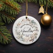 Eerste Kerstmis getrouwd met bloemblaadkrans Keramisch Ornament