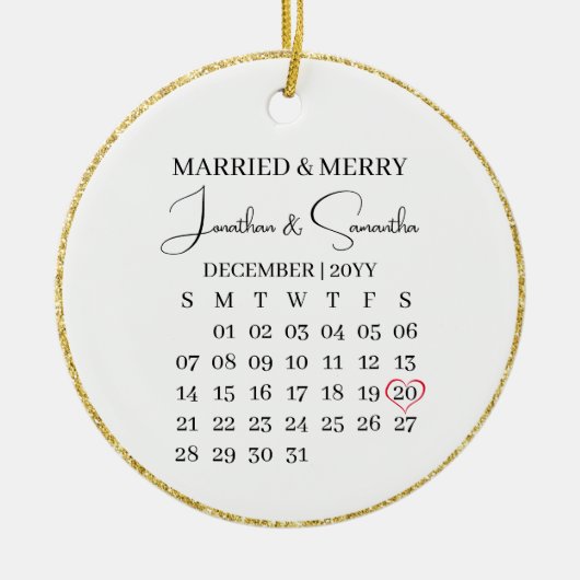 Eerste Kerstmis Getrouwd met Datum & Foto in Terug Keramisch Ornament (Voorkant)