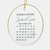 Eerste Kerstmis Getrouwd met Datum & Foto in Terug Keramisch Ornament (Links)