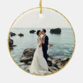 Eerste Kerstmis Getrouwd met Datum & Foto in Terug Keramisch Ornament (Achterkant)