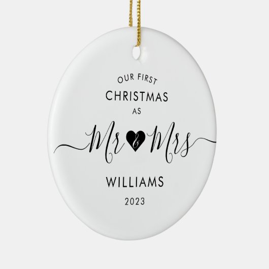 Eerste Kerstmis Getrouwd Minimal Mr en Mrs Foto Keramisch Ornament (Rechts)