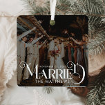 Eerste Kerstmis Getrouwd Minimale Typografie Foto Metalen Ornament<br><div class="desc">Vier je eerste vakantie als een getrouwd stel met het First Christmas Married Minimal Typography Photo Metal Ornament. Dit ornament combineert een strak, minimalistisch design met een handgeschreven script en een stijlvolle vintage kerstsfeer, en biedt een elegante manier om deze speciale gelegenheid te markeren. Gemaakt van breekbaar metaal, het zorgt...</div>