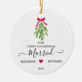 Eerste kerstmis getrouwd mistletoe vakantie keramisch ornament (Voorkant)