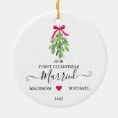 Eerste kerstmis getrouwd mistletoe vakantie keramisch ornament (Achterkant)