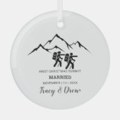 Eerste Kerstmis Getrouwd Outdoor Mountain Hiking Glas Ornament (Voorkant)