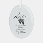 Eerste Kerstmis Getrouwd Outdoor Mountain Hiking Glas Ornament (Voorkant links)
