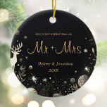 Eerste Kerstmis getrouwd paar moderne elegante Keramisch Ornament<br><div class="desc">Creëer een prachtige vakantie ambiance met deze stijlvolle First Christmas Married Couple Modern Elegant Ceramic Ornament, exclusief ontworpen voor pasgetrouwden. Gemaakt tegen een strakke zwarte achtergrond, is deze unieke aandenken de belichaming van luxe en high-end design. Met zijn ingewikkelde details toont het een mix van moderne esthetiek en tijdloze charme....</div>