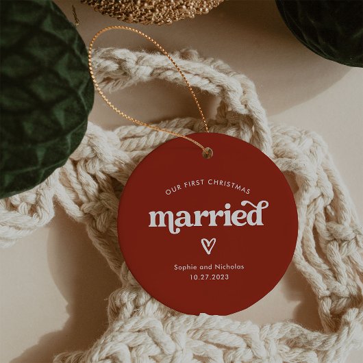 Eerste Kerstmis getrouwd | Rood en Wit met Hart Keramisch Ornament
