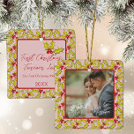 Eerste Kerstmis Getrouwd Roze Rood Leuke Paren Fot Keramisch Ornament<br><div class="desc">Herdenk je eerste kerst als een getrouwd stel met dit prachtige foto-ornament met een klassiek handgetekend hulst- en bessenpatroon op een retro roze achtergrond met een foto aan de ene kant en jouw tekst aan de achterkant.</div>
