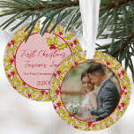 Eerste Kerstmis Getrouwd Roze Rood Leuke Paren Fot Ornament<br><div class="desc">Herdenk je eerste kerst als een getrouwd stel met dit prachtige foto-ornament met een klassiek handgetekend hulst- en bessenpatroon op een retro roze achtergrond met een foto aan de ene kant en jouw tekst aan de achterkant.</div>