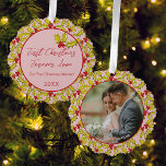 Eerste Kerstmis Getrouwd Roze Rood Leuke Paren Fot Ornament Kaart<br><div class="desc">Herdenk je eerste kerst als een getrouwd stel met dit prachtige foto-ornament met een klassiek handgetekend hulst- en bessenpatroon op een retro roze achtergrond met een foto aan de ene kant en jouw tekst aan de achterkant.</div>