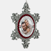 Eerste Kerstmis getrouwd rustieke rode check foto Tin Sneeuwvlok Ornament (Links)