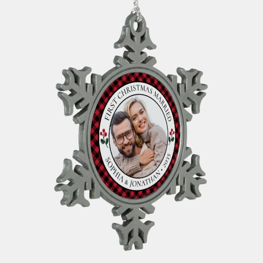 Eerste Kerstmis getrouwd rustieke rode check foto Tin Sneeuwvlok Ornament (Links)