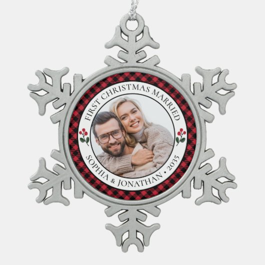 Eerste Kerstmis getrouwd rustieke rode check foto Tin Sneeuwvlok Ornament (Voorkant)