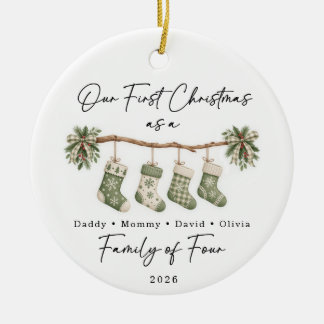 Eerste kerstmis gezin van vier op maat keramisch ornament