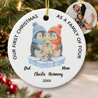 Eerste kerstmis gezin van vier schattige pinguïns keramisch ornament