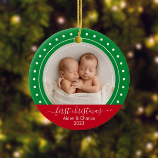 Eerste Kerstmis Groene en Rode Stippen Keramisch Ornament