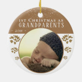 Eerste Kerstmis: Grootouders Beige Baby Foto Keramisch Ornament (Achterkant)