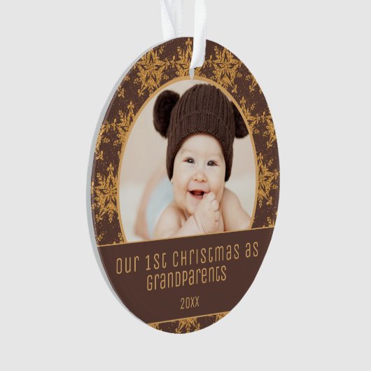 Eerste Kerstmis Grootouders Bruin Gold Snowflakes Ornament (voorkant)