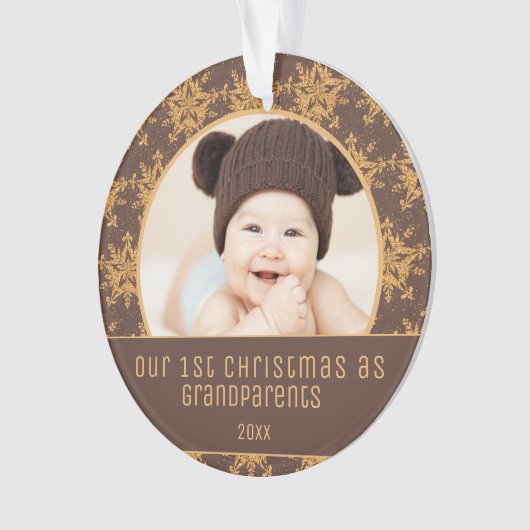 Eerste Kerstmis Grootouders Bruin Gold Snowflakes Ornament (voorkant)