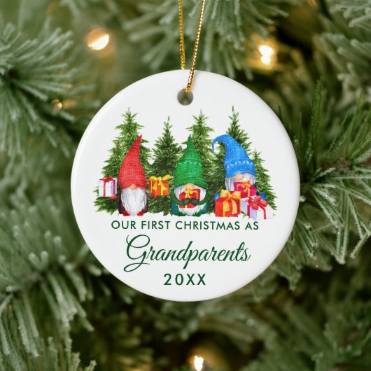 Eerste Kerstmis Grootouders Gnomes Green Trees Keramisch Ornament (Boom)