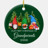 Eerste Kerstmis Grootouders Gnomes Trees Green Keramisch Ornament (Achterkant)