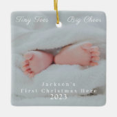 Eerste Kerstmis hier Foto Pasgeboren Schattigee Ba Keramisch Ornament (Voorkant)