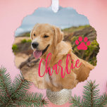 Eerste Kerstmis hond in voor altijd huis foto naam Ornament Kaart<br><div class="desc">Modern voeg je dierennaam roze script eerste kerst toe met je hondenkoekjesboom ornament kaart.</div>