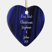 Eerste Kerstmis in Blauwe Satin Royal Trendy Keramisch Ornament (Rechts)