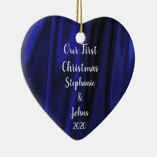 Eerste Kerstmis in Blauwe Satin Royal Trendy Keramisch Ornament (Rechts)
