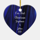 Eerste Kerstmis in Blauwe Satin Royal Trendy Keramisch Ornament (Voorkant)
