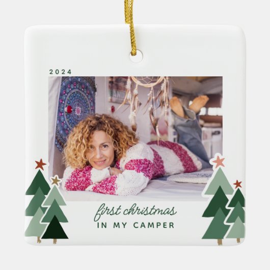 Eerste Kerstmis in Camper RV Rustic Trees Foto Keramisch Ornament (Voorkant)