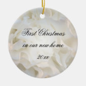 Eerste Kerstmis in New Home White Floral Keramisch Ornament (Voorkant)