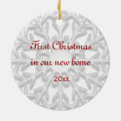 Eerste Kerstmis in New Home White Snowflake Keramisch Ornament (Achterkant)